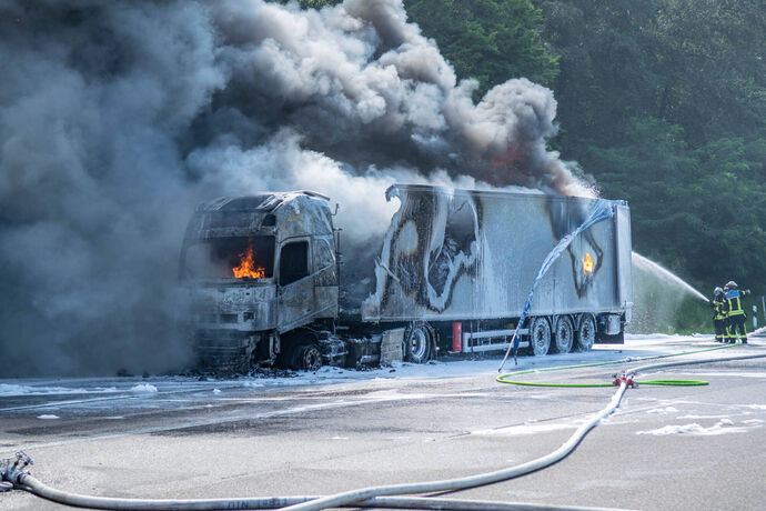 Flammenhölle auf der A8 - Elektroschrott-LKW brennt komplett aus - FW Stuttgart und Flughafenfeuerwehr mit starken Kräften im Ei