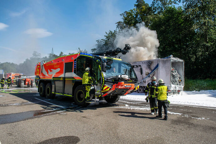 Flammenhölle auf der A8 - Elektroschrott-LKW brennt komplett aus - FW Stuttgart und Flughafenfeuerwehr mit starken Kräften im Ei