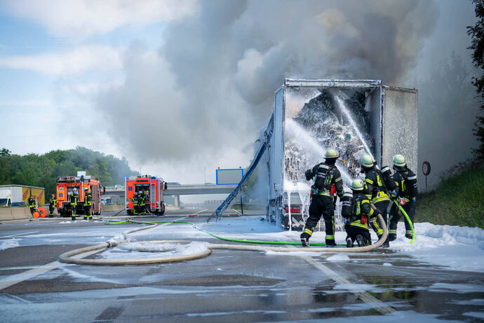 Flammenhölle auf der A8 - Elektroschrott-LKW brennt komplett aus - FW Stuttgart und Flughafenfeuerwehr mit starken Kräften im Ei