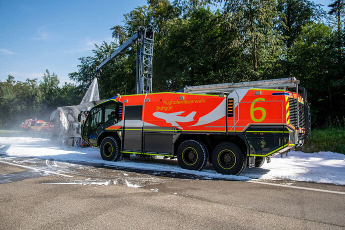 Flammenhölle auf der A8 - Elektroschrott-LKW brennt komplett aus - FW Stuttgart und Flughafenfeuerwehr mit starken Kräften im Ei
