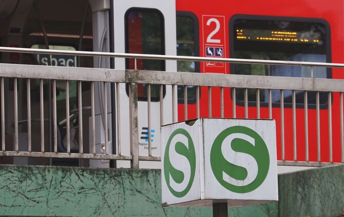 S-Bahn sbahn s bahn Logo bahnsteig Symbolbild symbol  symbolfoto