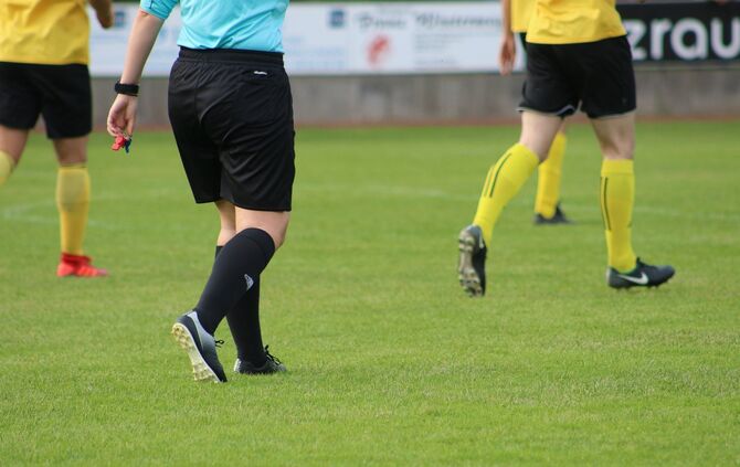 Schiedsrichter Schiri Fussball Symbol Symbolbild_0