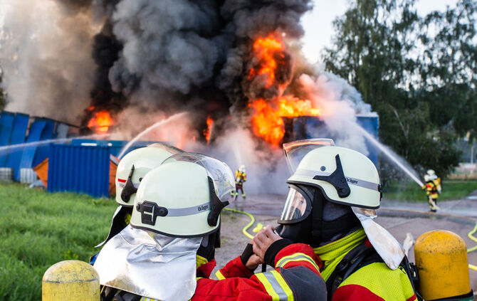 Aktuell: Feuer in Lagerhalle, Fenster und Türen geschlossen halten - Bild 01_0
