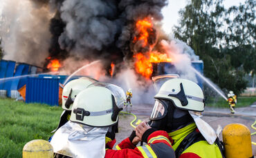 Aktuell: Feuer in Lagerhalle, Fenster und Türen geschlossen halten - Bild 01_0