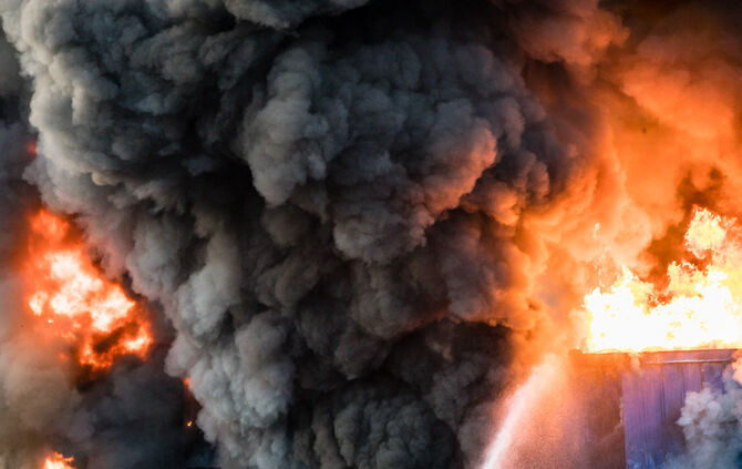 Aktuell: Feuer in Lagerhalle, Fenster und Türen geschlossen halten - Bild 09_1