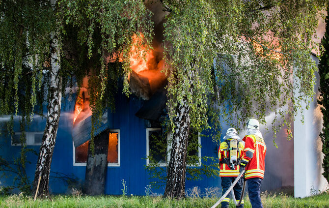Aktuell: Feuer in Lagerhalle, Fenster und Türen geschlossen halten - Bild 66_6