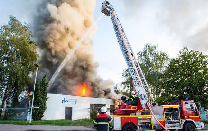 Aktuell: Feuer in Lagerhalle, Fenster und Türen geschlossen halten - Bild 65_7