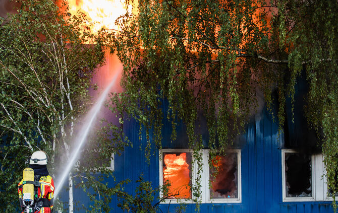Aktuell: Feuer in Lagerhalle, Fenster und Türen geschlossen halten - Bild 64_8