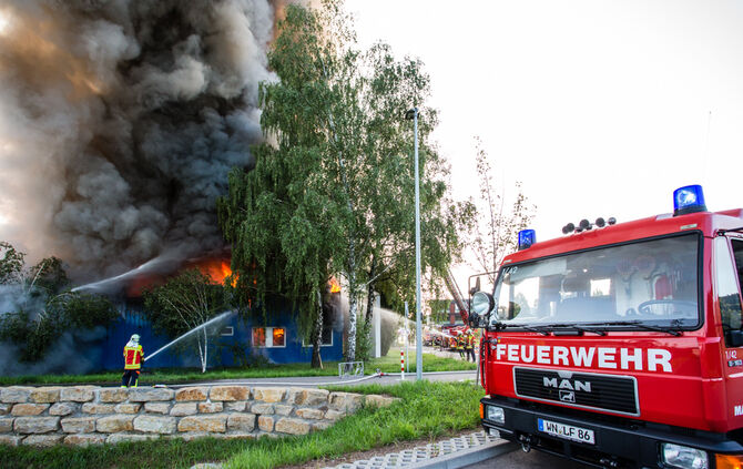 Aktuell: Feuer in Lagerhalle, Fenster und Türen geschlossen halten - Bild 63_9