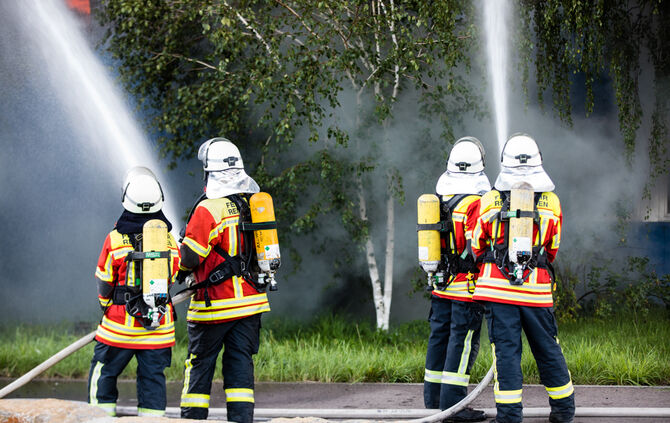 Aktuell: Feuer in Lagerhalle, Fenster und Türen geschlossen halten - Bild 60_11