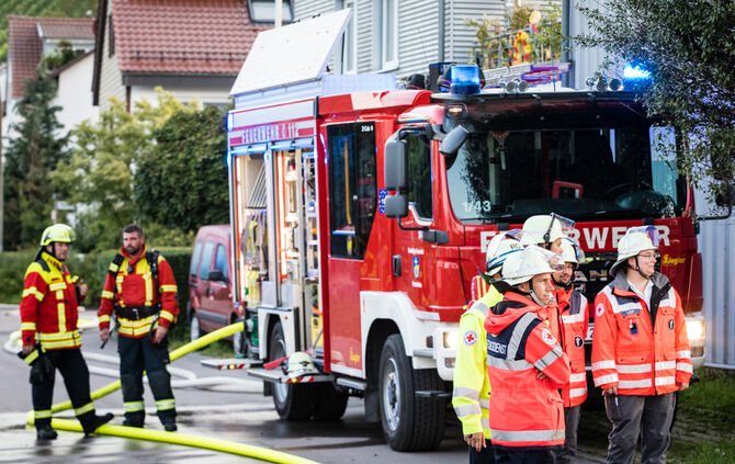 Aktuell: Feuer in Lagerhalle, Fenster und Türen geschlossen halten - Bild 59_12