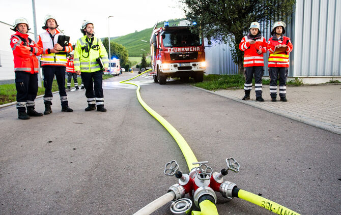 Aktuell: Feuer in Lagerhalle, Fenster und Türen geschlossen halten - Bild 58_13