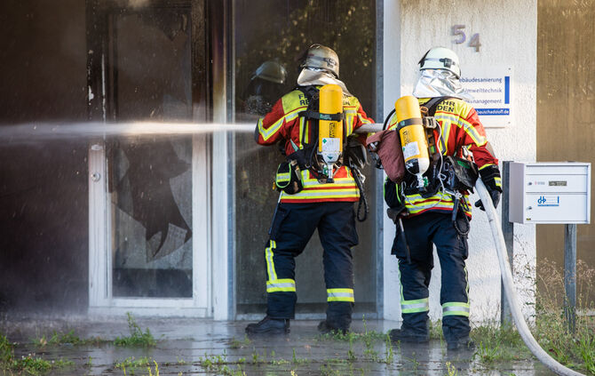Aktuell: Feuer in Lagerhalle, Fenster und Türen geschlossen halten - Bild 56_15