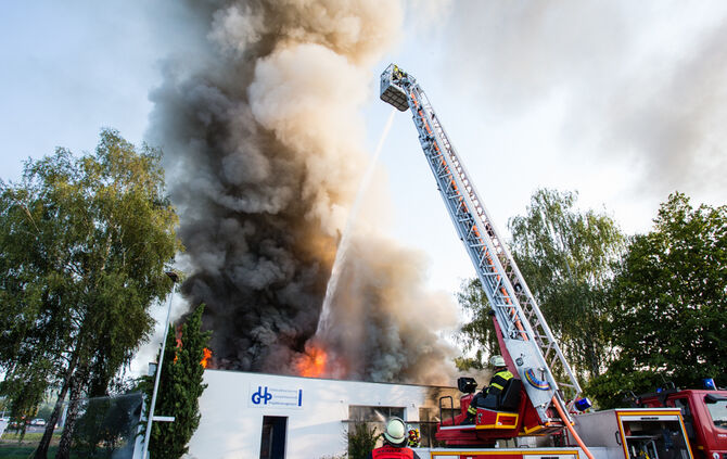 Aktuell: Feuer in Lagerhalle, Fenster und Türen geschlossen halten - Bild 55_16
