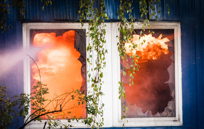 Aktuell: Feuer in Lagerhalle, Fenster und Türen geschlossen halten - Bild 54_17