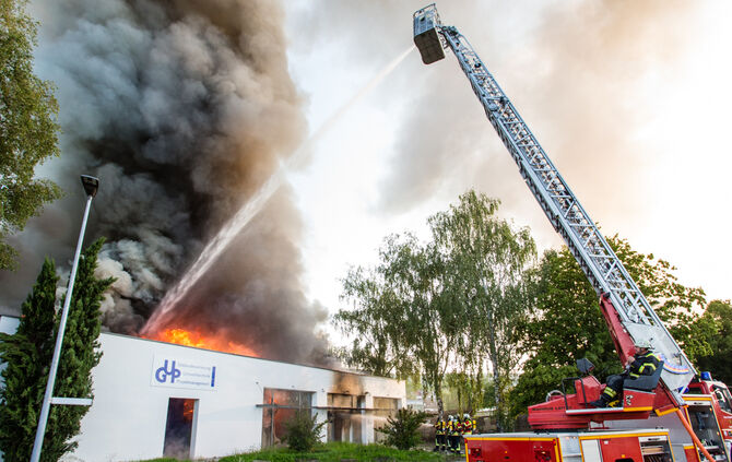 Aktuell: Feuer in Lagerhalle, Fenster und Türen geschlossen halten - Bild 53_18