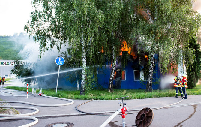 Aktuell: Feuer in Lagerhalle, Fenster und Türen geschlossen halten - Bild 52_19