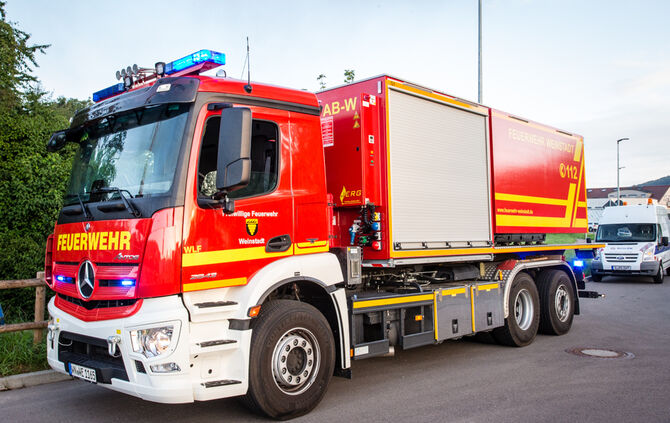 Aktuell: Feuer in Lagerhalle, Fenster und Türen geschlossen halten - Bild 50_21