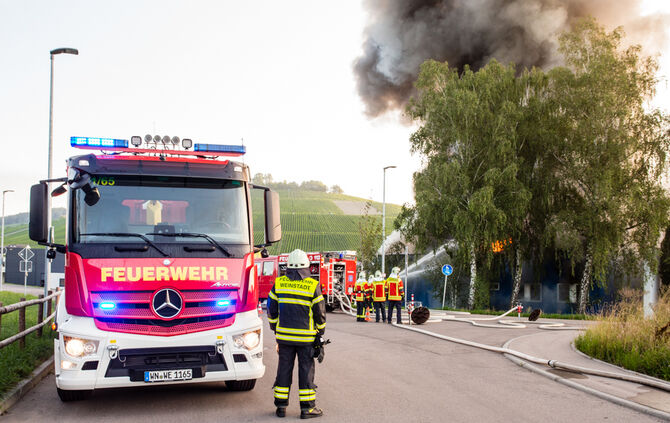 Aktuell: Feuer in Lagerhalle, Fenster und Türen geschlossen halten - Bild 49_22