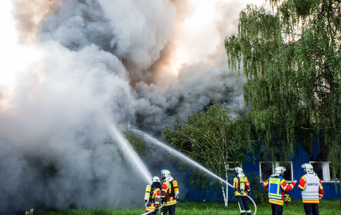 Aktuell: Feuer in Lagerhalle, Fenster und Türen geschlossen halten - Bild 47_24