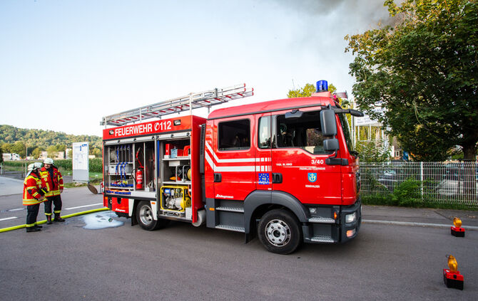 Aktuell: Feuer in Lagerhalle, Fenster und Türen geschlossen halten - Bild 46_25