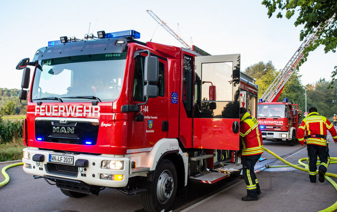 Aktuell: Feuer in Lagerhalle, Fenster und Türen geschlossen halten - Bild 45_26