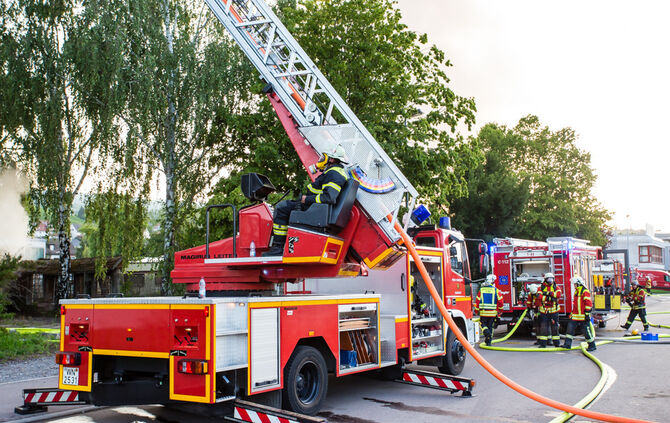 Aktuell: Feuer in Lagerhalle, Fenster und Türen geschlossen halten - Bild 44_27