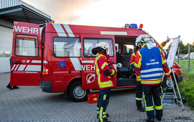 Aktuell: Feuer in Lagerhalle, Fenster und Türen geschlossen halten - Bild 43_28