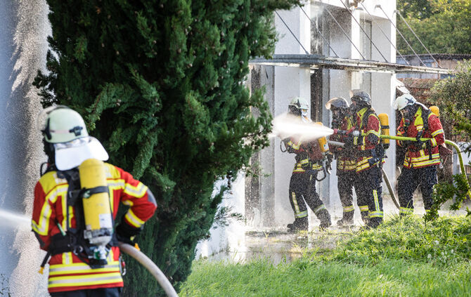Aktuell: Feuer in Lagerhalle, Fenster und Türen geschlossen halten - Bild 42_29