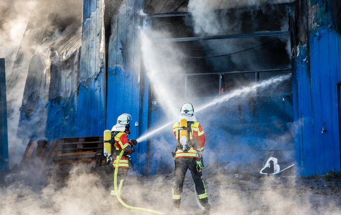 Aktuell: Feuer in Lagerhalle, Fenster und Türen geschlossen halten - Bild 40_31