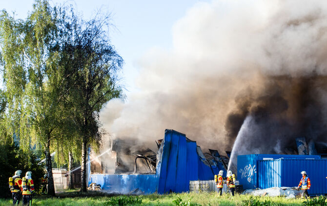 Aktuell: Feuer in Lagerhalle, Fenster und Türen geschlossen halten - Bild 39_32