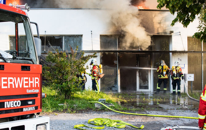 Aktuell: Feuer in Lagerhalle, Fenster und Türen geschlossen halten - Bild 38_33