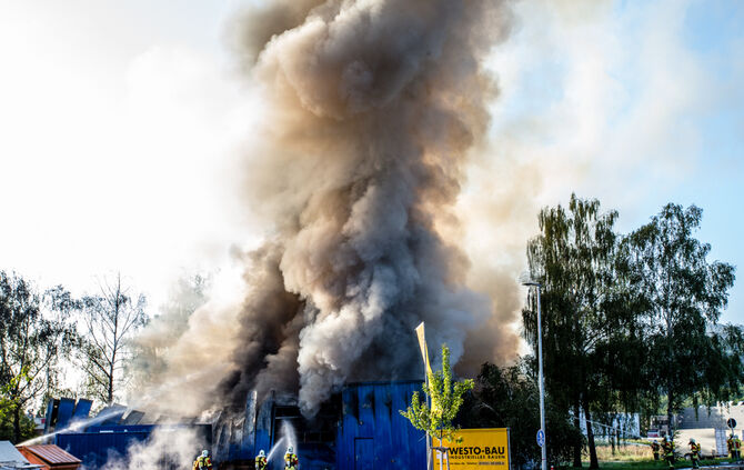 Aktuell: Feuer in Lagerhalle, Fenster und Türen geschlossen halten - Bild 37_34