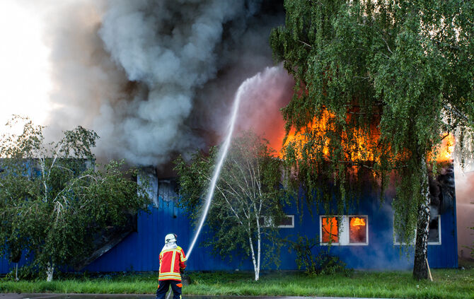 Aktuell: Feuer in Lagerhalle, Fenster und Türen geschlossen halten - Bild 35_36