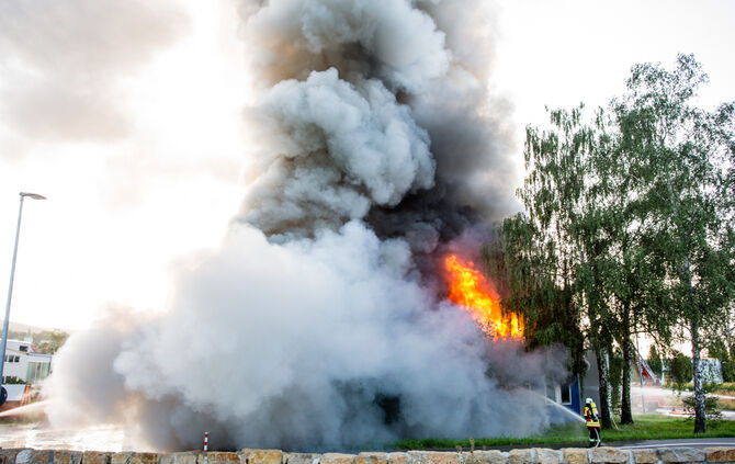 Aktuell: Feuer in Lagerhalle, Fenster und Türen geschlossen halten - Bild 34_37
