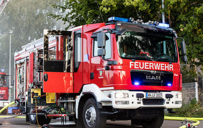 Aktuell: Feuer in Lagerhalle, Fenster und Türen geschlossen halten - Bild 32_39