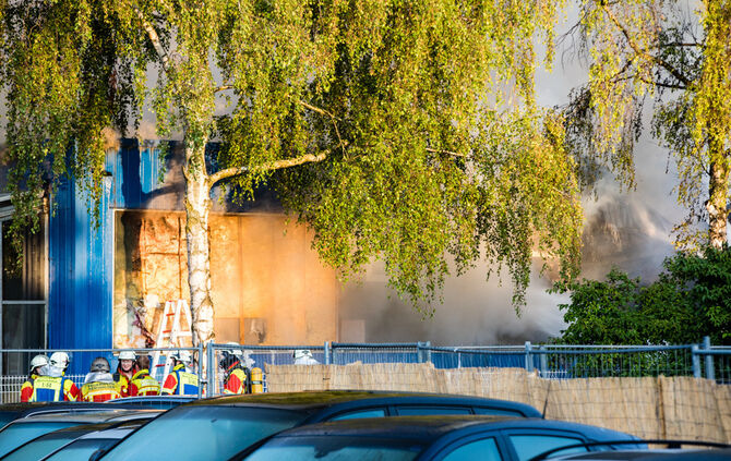 Aktuell: Feuer in Lagerhalle, Fenster und Türen geschlossen halten - Bild 31_40