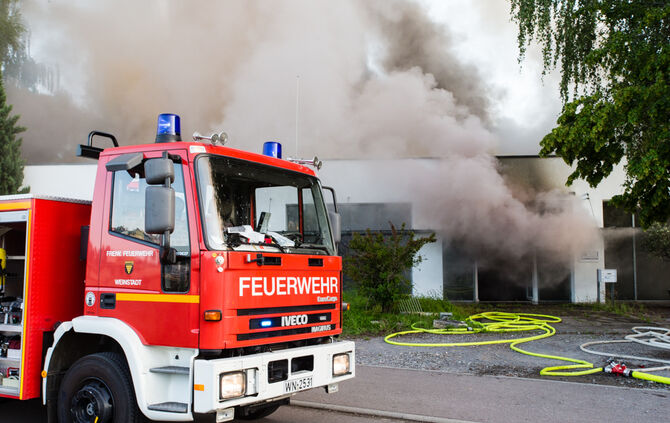 Aktuell: Feuer in Lagerhalle, Fenster und Türen geschlossen halten - Bild 30_41