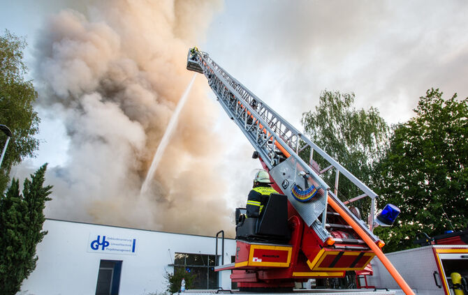 Aktuell: Feuer in Lagerhalle, Fenster und Türen geschlossen halten - Bild 29_42