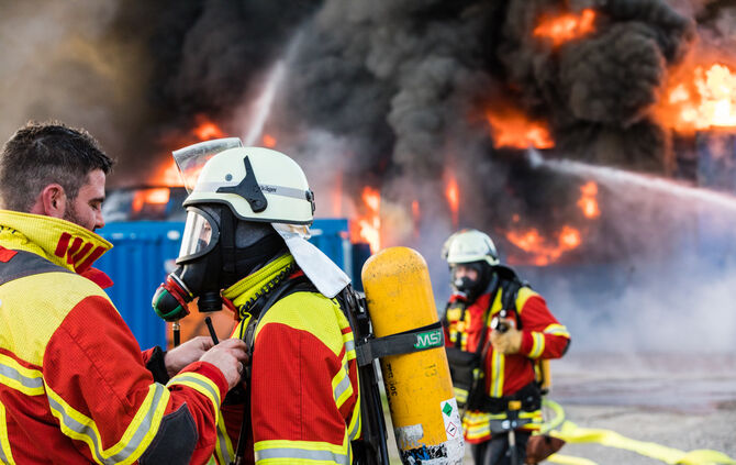Aktuell: Feuer in Lagerhalle, Fenster und Türen geschlossen halten - Bild 28_43