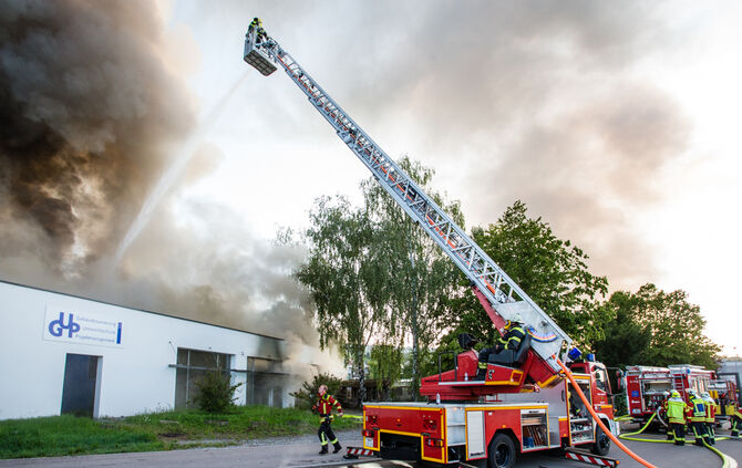 Aktuell: Feuer in Lagerhalle, Fenster und Türen geschlossen halten - Bild 27_44