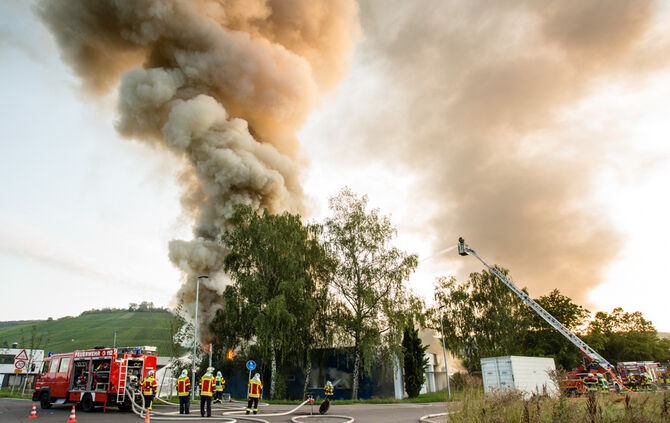 Aktuell: Feuer in Lagerhalle, Fenster und Türen geschlossen halten - Bild 26_45