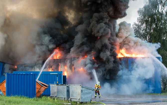 Aktuell: Feuer in Lagerhalle, Fenster und Türen geschlossen halten - Bild 25_46