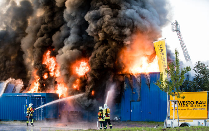 Aktuell: Feuer in Lagerhalle, Fenster und Türen geschlossen halten - Bild 24_47