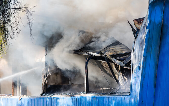 Aktuell: Feuer in Lagerhalle, Fenster und Türen geschlossen halten - Bild 22_49
