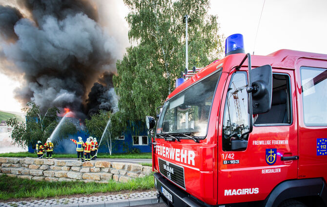 Aktuell: Feuer in Lagerhalle, Fenster und Türen geschlossen halten - Bild 19_52