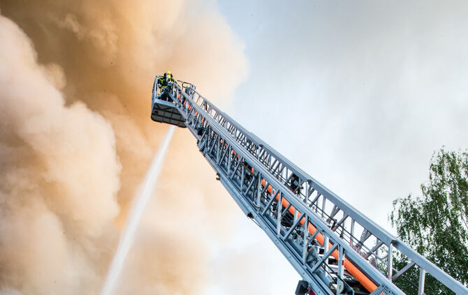 Aktuell: Feuer in Lagerhalle, Fenster und Türen geschlossen halten - Bild 18_53