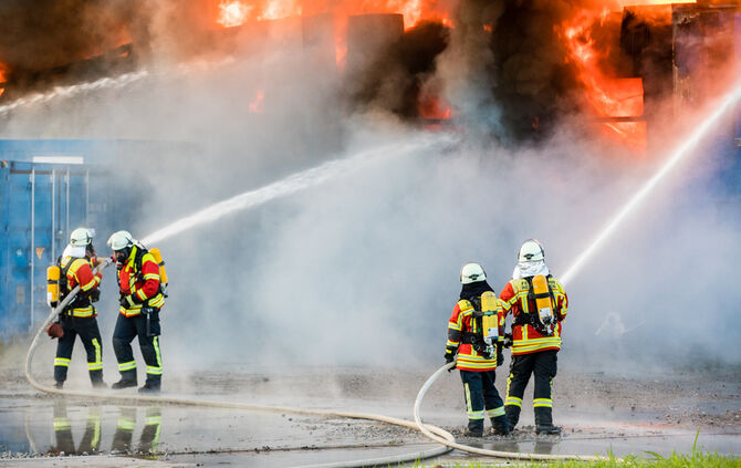 Aktuell: Feuer in Lagerhalle, Fenster und Türen geschlossen halten - Bild 17_54