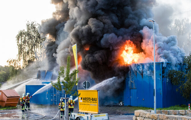 Aktuell: Feuer in Lagerhalle, Fenster und Türen geschlossen halten - Bild 15_56