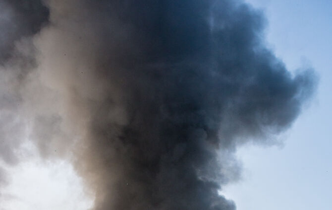 Aktuell: Feuer in Lagerhalle, Fenster und Türen geschlossen halten - Bild 14_57